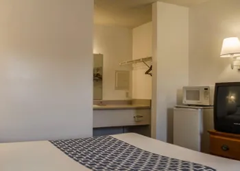 Econo Lodge Crystal River hotel thumbnail 6