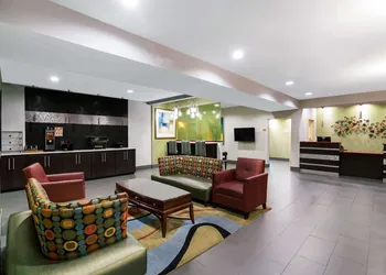 La Quinta Inn & Suites by Wyndham Lebanon hotel thumbnail 3