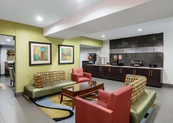 La Quinta Inn & Suites by Wyndham Lebanon hotel thumbnail 4