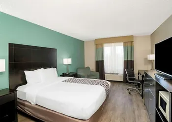 La Quinta Inn & Suites by Wyndham Lebanon hotel thumbnail 8