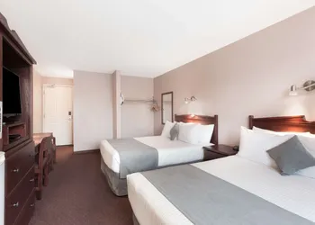 Super 8 by Wyndham Lake Country/Winfield Area hotel thumbnail 7