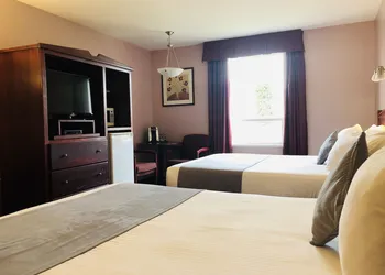 Super 8 by Wyndham Lake Country/Winfield Area hotel thumbnail 4