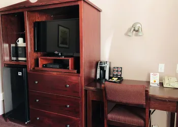 Super 8 by Wyndham Lake Country/Winfield Area hotel thumbnail 5