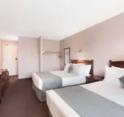 Super 8 by Wyndham Lake Country/Winfield Area hotel detail image 7