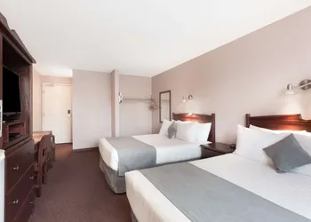 Super 8 by Wyndham Lake Country/Winfield Area hotel thumbnail 7
