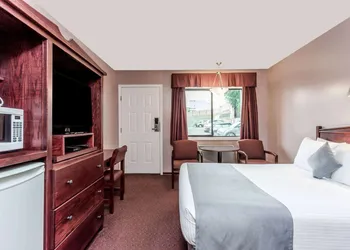 Super 8 by Wyndham Lake Country/Winfield Area hotel thumbnail 8