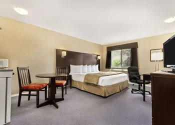 Super 8 by Wyndham West Kelowna BC hotel thumbnail 5