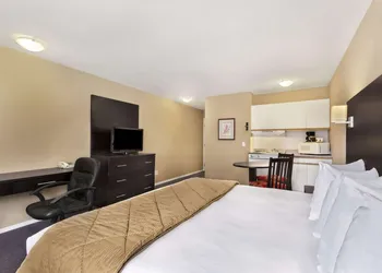Super 8 by Wyndham West Kelowna BC hotel thumbnail 6