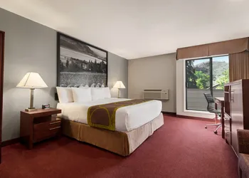 Quality Inn & Suites hotel thumbnail 3