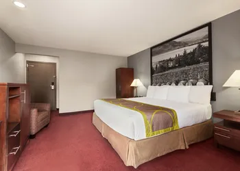 Quality Inn & Suites hotel thumbnail 5