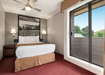 Quality Inn & Suites hotel thumbnail 6