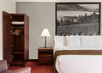 Quality Inn & Suites hotel thumbnail 8