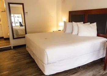 Hotel Penticton hotel thumbnail 6