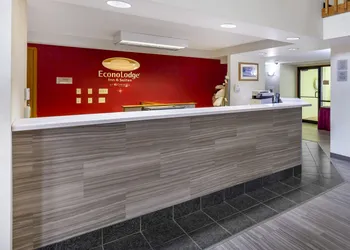 Econo Lodge Inn & Suites Oconto hotel thumbnail 2