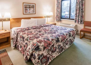 Econo Lodge Inn & Suites Oconto hotel thumbnail 5