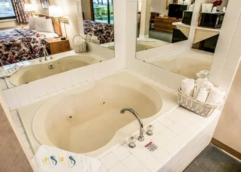 Econo Lodge Inn & Suites Oconto hotel thumbnail 6