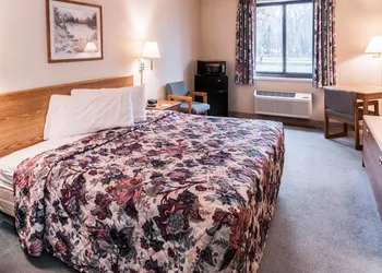 Econo Lodge Inn & Suites Oconto hotel thumbnail 7