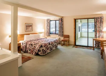 Econo Lodge Inn & Suites Oconto hotel thumbnail 8