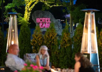 The Earl hotel thumbnail 8