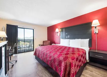 Econo Lodge Waynesville hotel thumbnail 6