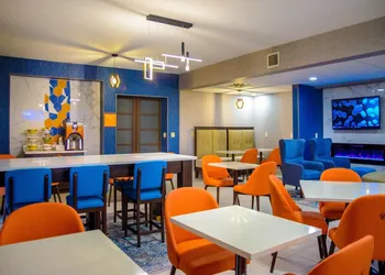 La Quinta Inn & Suites by Wyndham Fayetteville I-95 hotel thumbnail 4