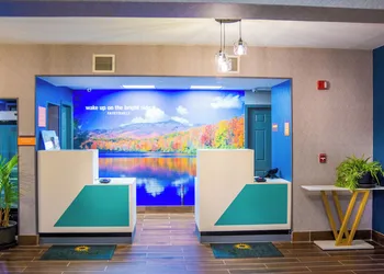 La Quinta Inn & Suites by Wyndham Fayetteville I-95 hotel thumbnail 6