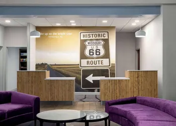 La Quinta Inn & Suites by Wyndham Springfield Airport/Rte 66 hotel thumbnail 3