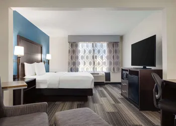 La Quinta Inn & Suites by Wyndham Springfield Airport/Rte 66 hotel thumbnail 6