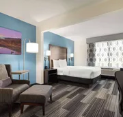 La Quinta Inn & Suites by Wyndham Springfield Airport/Rte 66 hotel detail image 7