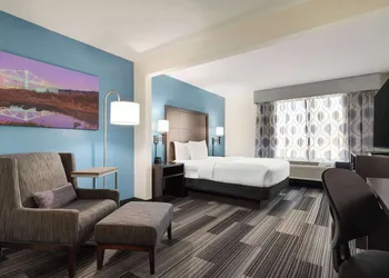 La Quinta Inn & Suites by Wyndham Springfield Airport/Rte 66 hotel thumbnail 7