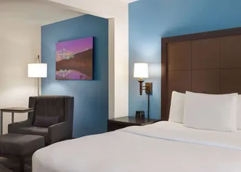 La Quinta Inn & Suites by Wyndham Springfield Airport/Rte 66 hotel thumbnail 8