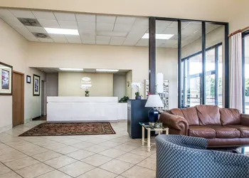 Econo Lodge Springfield I-44 hotel thumbnail 2