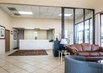 Econo Lodge Springfield I-44 hotel thumbnail 2