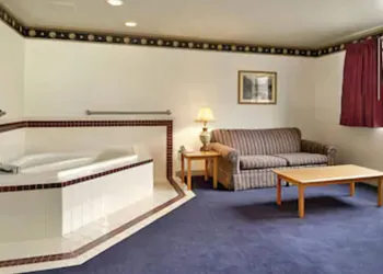 Super 8 by Wyndham Morgantown hotel thumbnail 3