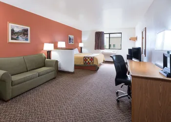 Super 8 by Wyndham Morgantown hotel thumbnail 5