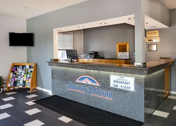 Howard Johnson by Wyndham Gananoque hotel thumbnail 3