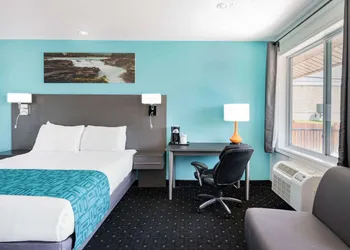 Howard Johnson by Wyndham Gananoque hotel thumbnail 4