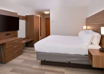 Holiday Inn Express & Suites Parkersburg-Mineral Wells by IHG hotel thumbnail 3
