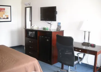 Travelodge by Wyndham Parkersburg hotel thumbnail 2