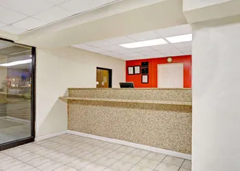Super 8 by Wyndham Fredericksburg hotel thumbnail 2