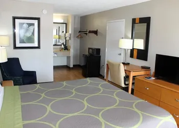 Super 8 by Wyndham Fredericksburg hotel thumbnail 7