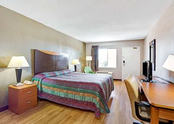 Super 8 by Wyndham Fredericksburg hotel thumbnail 8