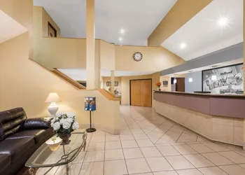 Super 8 by Wyndham Midland hotel thumbnail 3