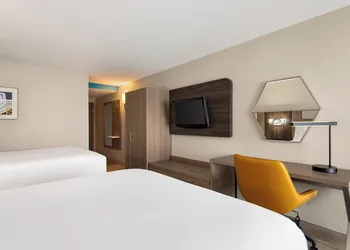 Holiday Inn Express Hotel & Suites Fredericksburg by IHG hotel thumbnail 2