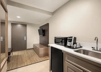 Holiday Inn Express Hotel & Suites Fredericksburg by IHG hotel thumbnail 6