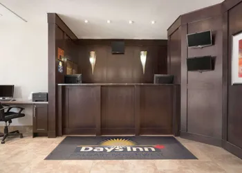 Days Inn by Wyndham Calgary Northwest hotel thumbnail 2