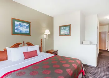 Ramada by Wyndham Columbia hotel thumbnail 5
