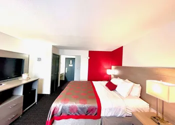 Ramada by Wyndham Columbia hotel thumbnail 8