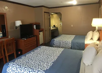 Days Inn by Wyndham Bishop hotel thumbnail 6