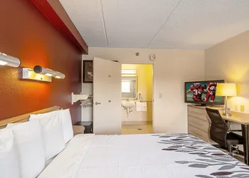 Red Roof Inn Akron hotel thumbnail 8